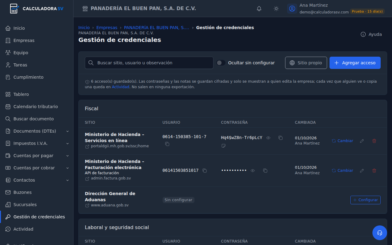 La contraseña de Hacienda Servicios en línea visible en su renglón, con los botones de ocultar y copiar