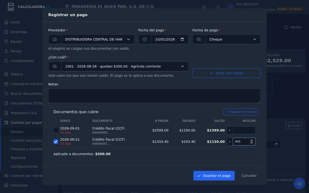 Diálogo Registrar un pago con el proveedor, la fecha, la forma de pago Cheque, el cheque 1001 con $300 disponibles y dos cuentas del proveedor, una marcada con $300 a aplicar